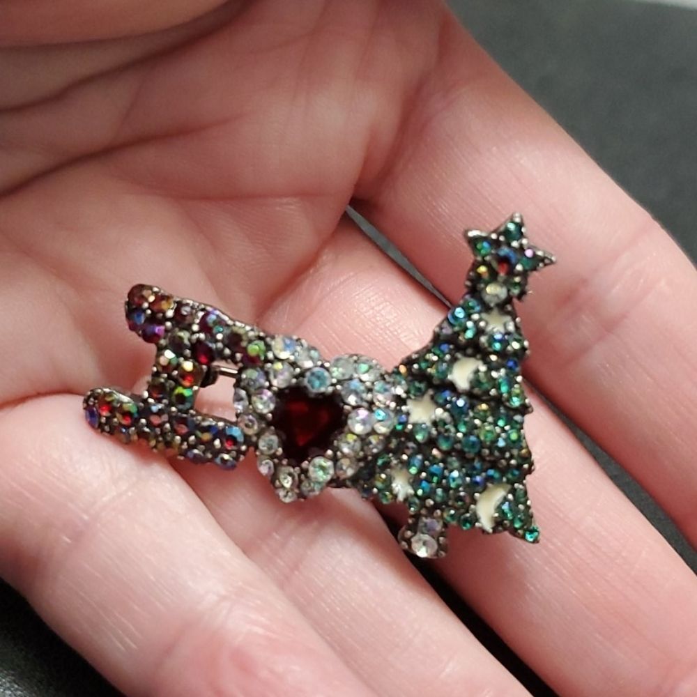 Laila Rowe I heart Christmas brooch